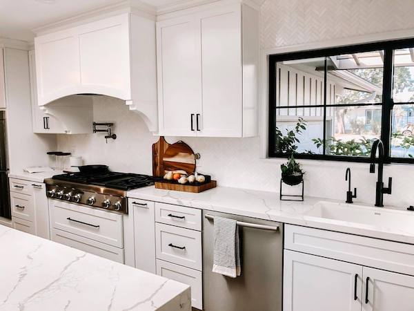 dramatic grey marble veining in quartz counter and backsplash