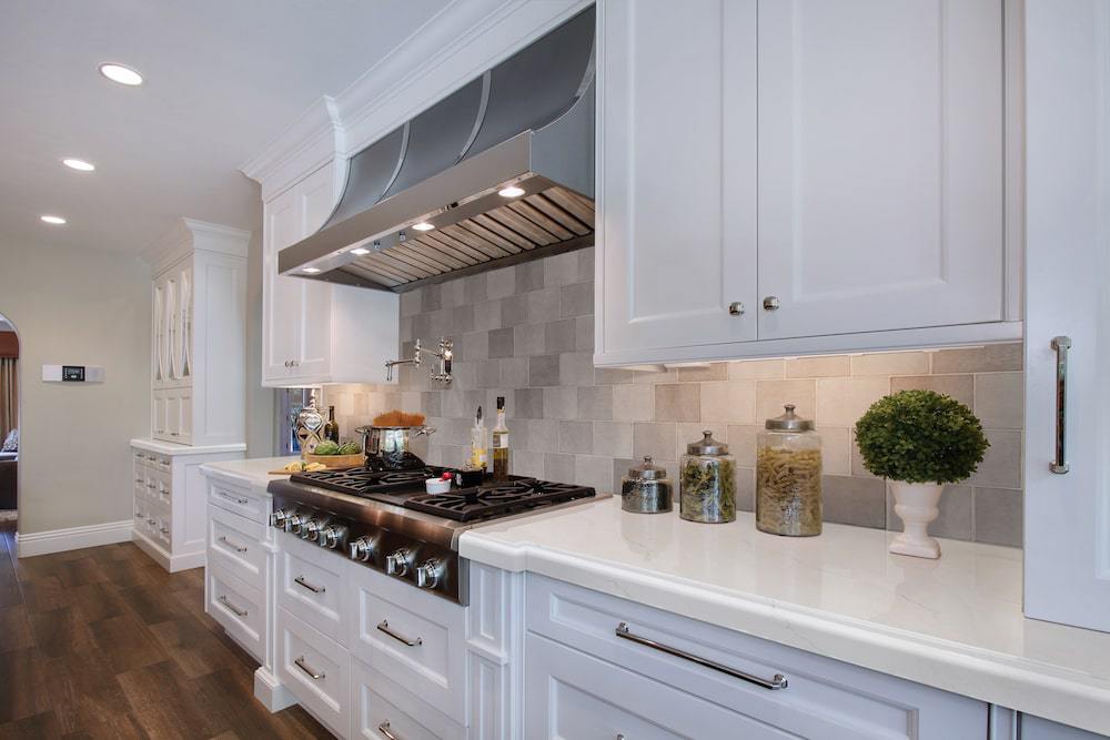 msi-calacatta-miraggio-bevel-edge-quartz-counter-with-natural-tone-subway-backsplash-sept-2022-min