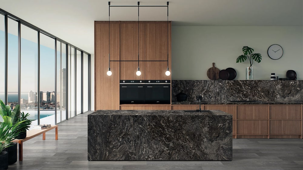 https://cdn.msisurfaces.com/images/blogs/posts/2023/07/msi-black-forest-granite-kitchen-with-granite-backsplash-min.jpg