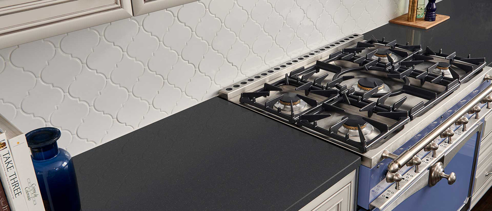 midnight-majesty-concrete-quartz-in-modern-kitchen