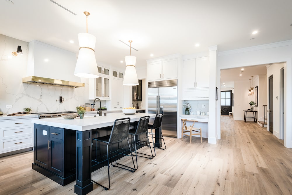 msi-calacatta-verona-quartz-counter-with-black-and-white-cabinets-min