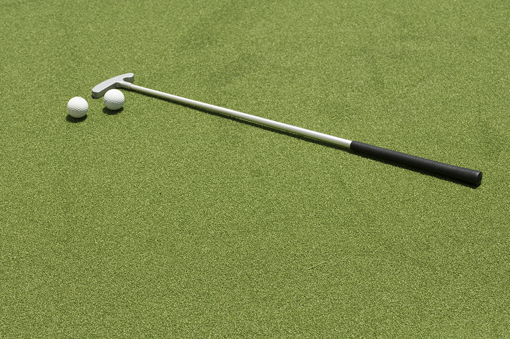 evergrass-putting-green-turf-78-with-golf-club