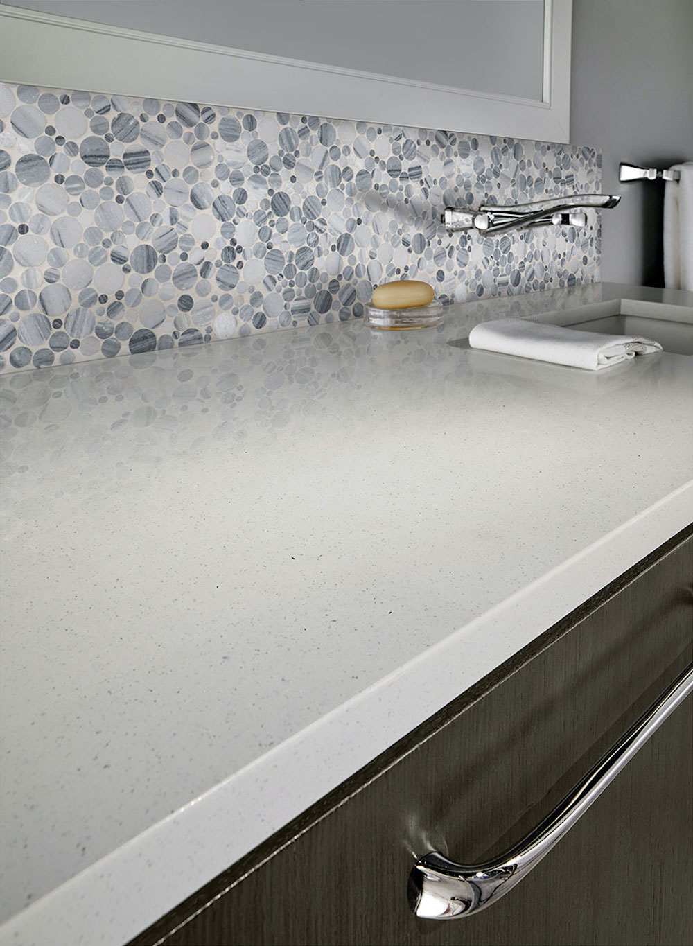 msi-alaska-gray-polished-10mm-pebbles-in-kitchen-backsplash