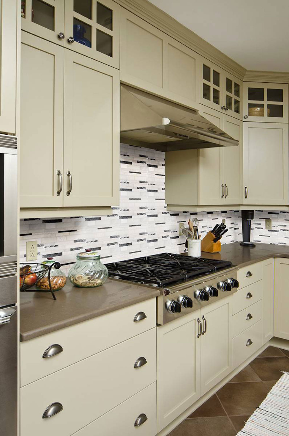 msi-moderno-blanco-interlocking-mosaic-in-kitchen-backsplash