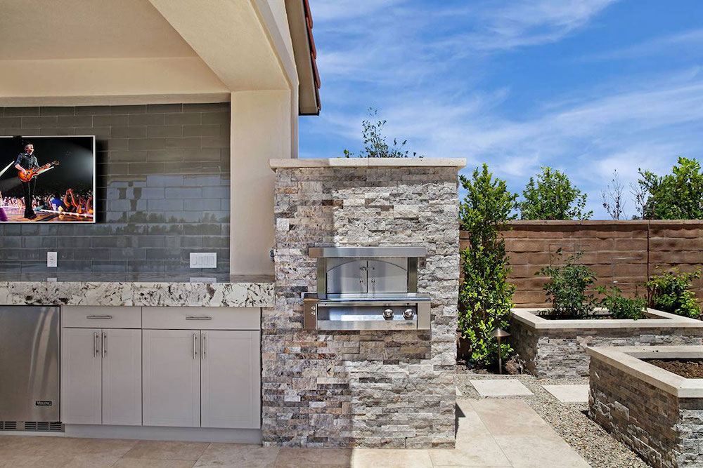 msi-silver-travertine-stacked-stone-in-outdoor-kitchen