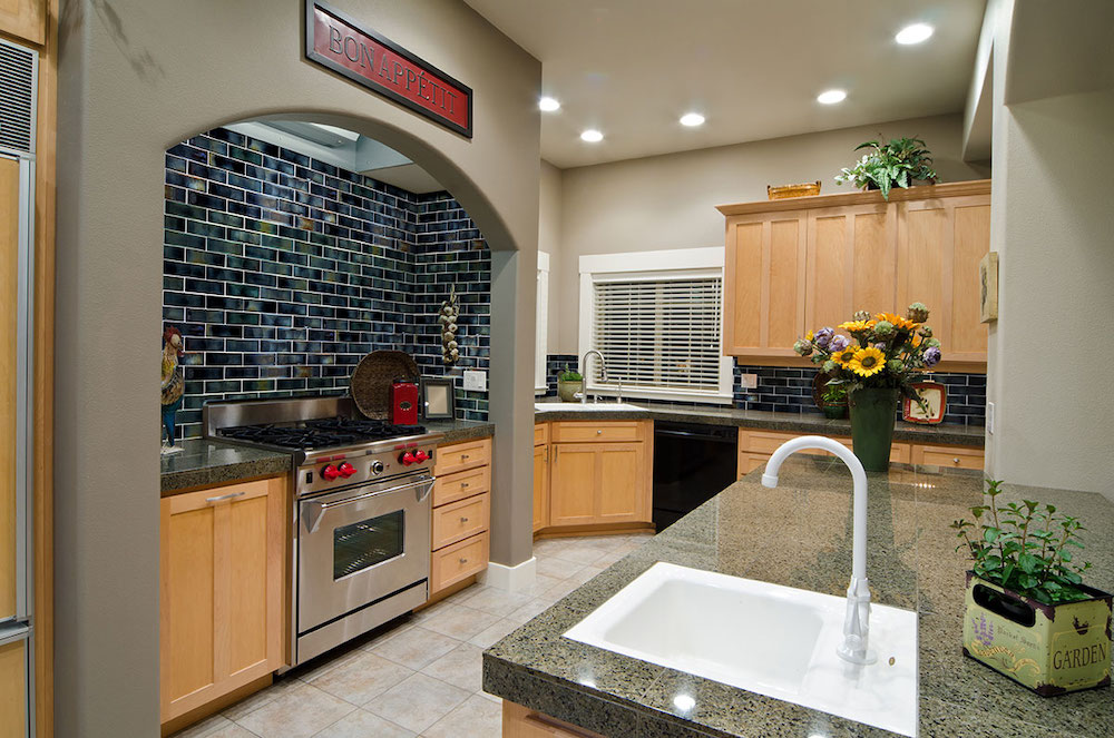 msi-carbonita-glass-tile-in-kitchen-backsplash