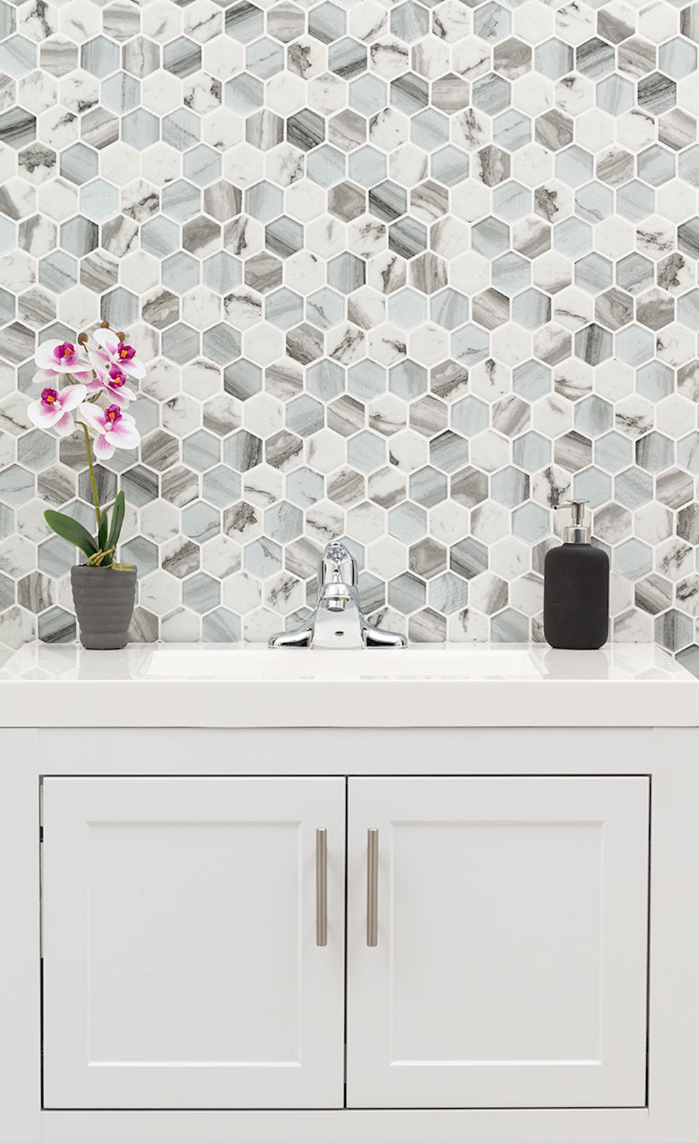 msi-esperanza-hexagon-mosaic-tile-in-batrhoom-backsplash