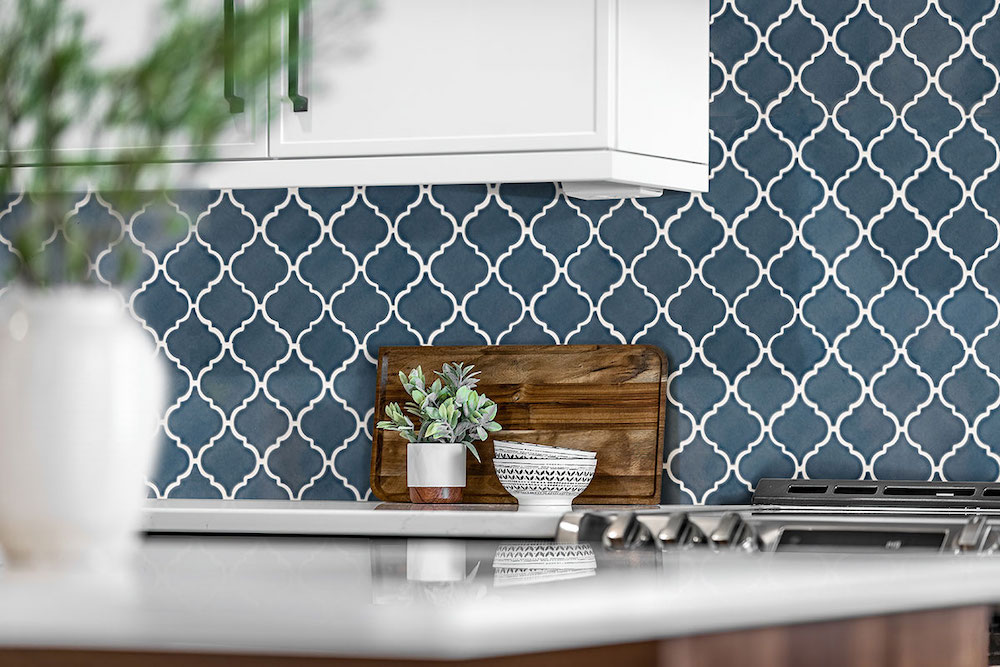 msi-bay-blue-arabseque-8mm-in-kitchen-backsplash