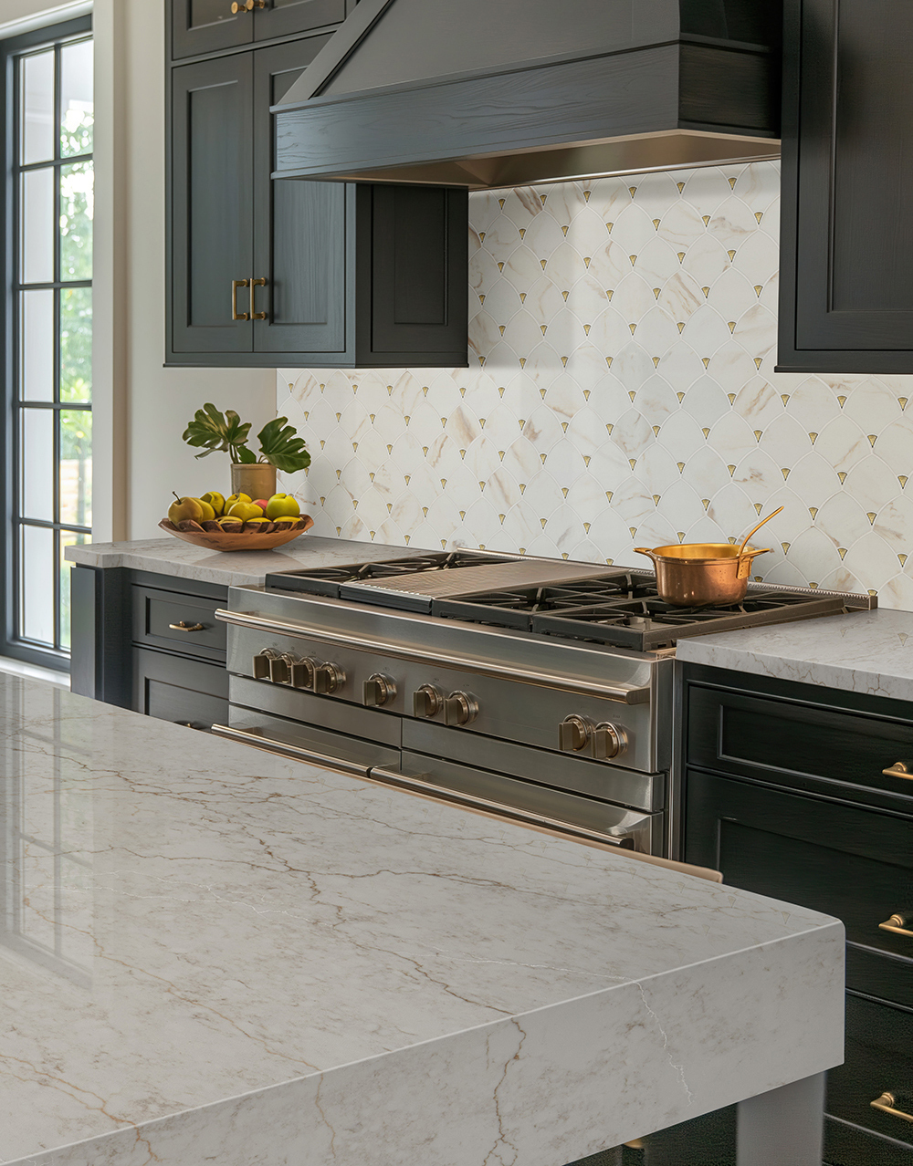 calacatta-miraggio-cove-quartz-kitchen