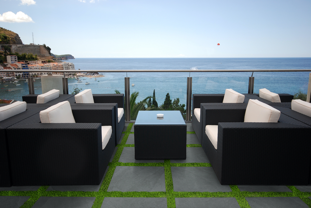 emerald-green-turf-with-midnight-montage-pavers