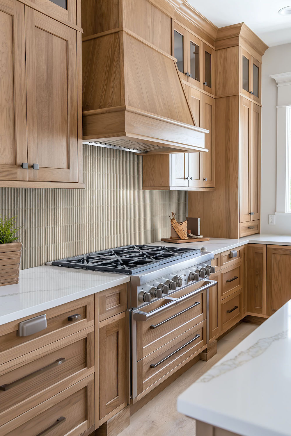 msi-sinfonia-piano-abedul-fluted-tile-in-kitchen-backsplash