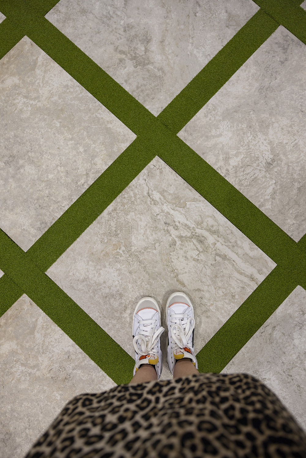 putting-green-turf-78-and-trevi-silver-pavers