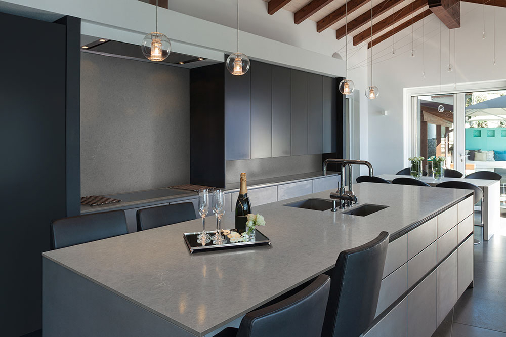 vena-carbona-quartz-kitchen