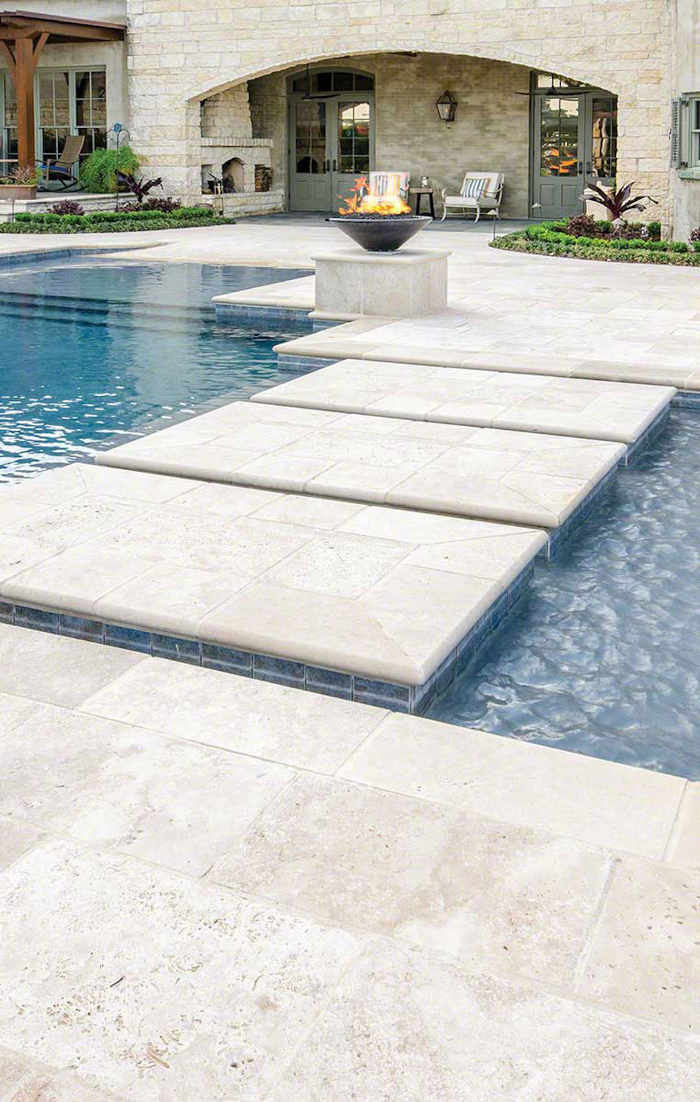 msi-tuscany-beige-tumbled-pavers-travertine-in-poolside-flooring