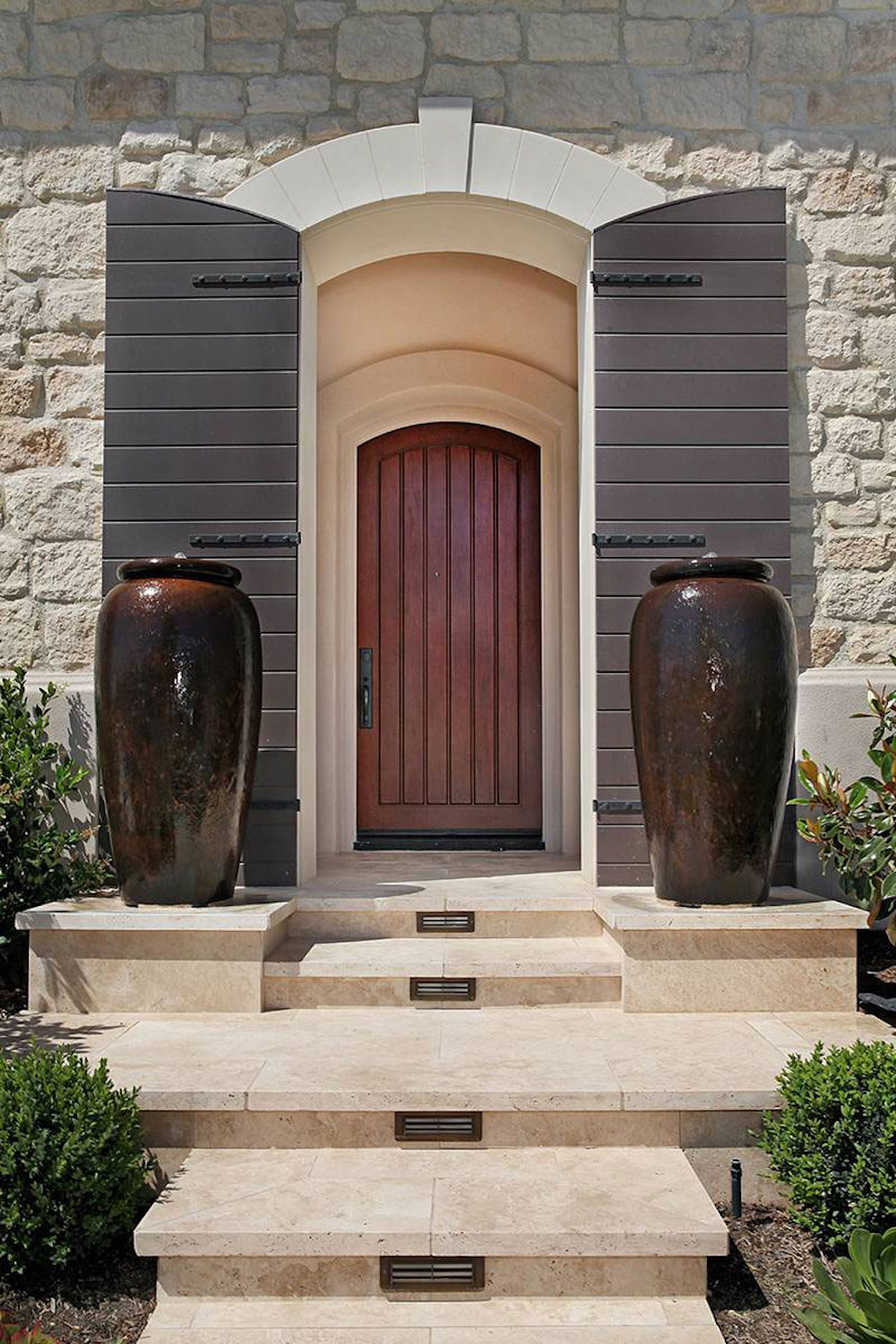 msi-tuscany-platinum-travertine-in-outdoor-walkway