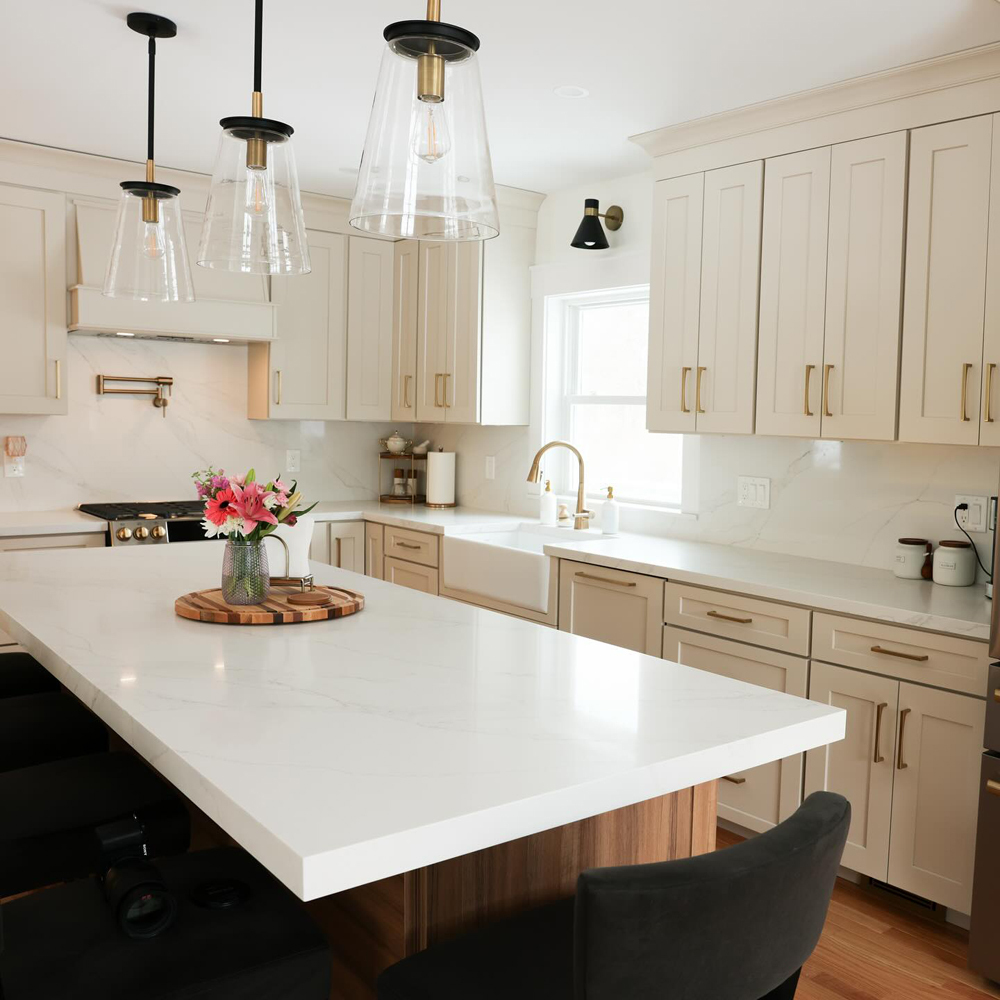 calacatta-izaro-quartz-on-ig