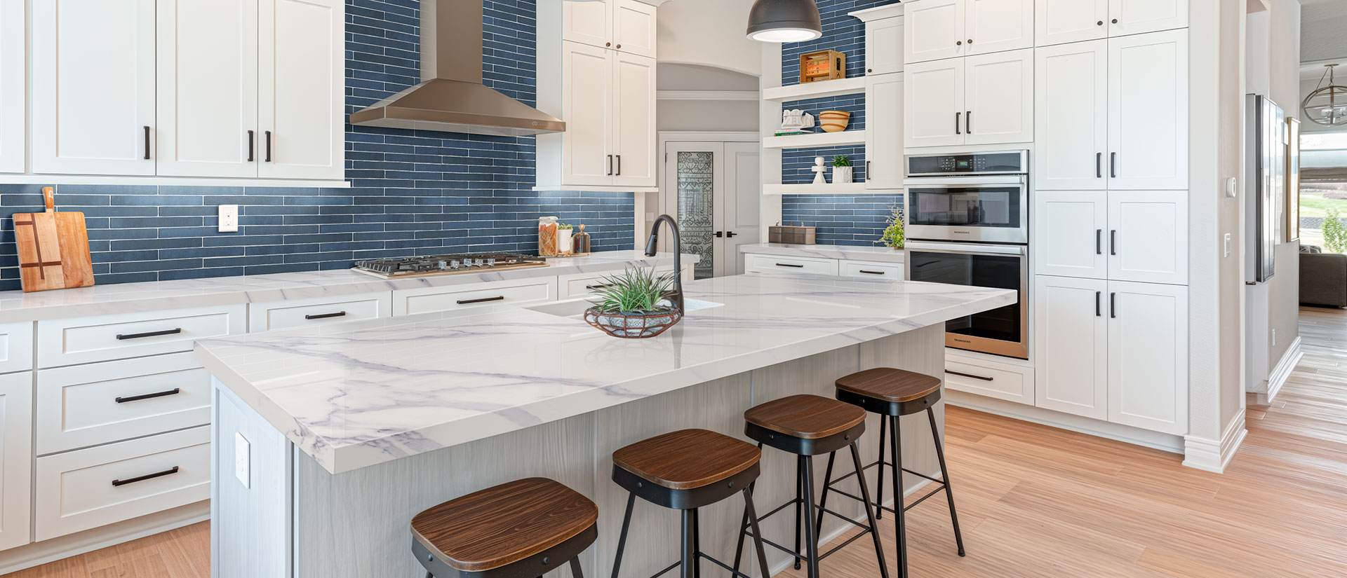 msi-calacatta-anava-quartz-kitchen-countertop