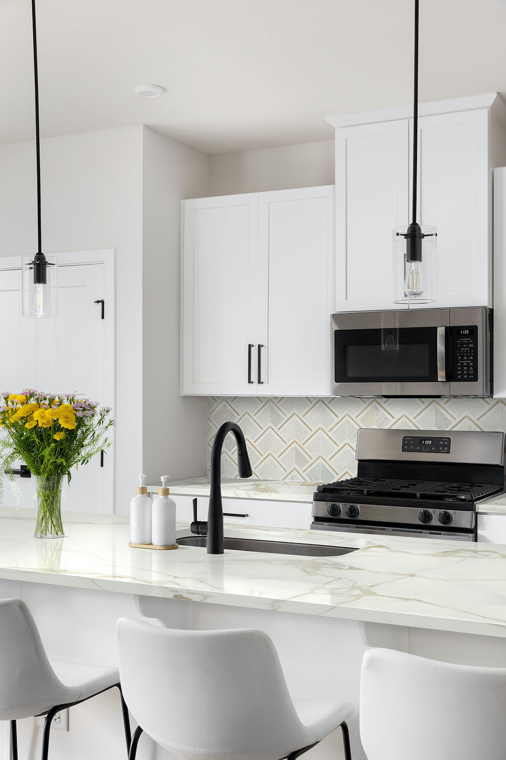 msi-luxor-kona-gold-pattern-mosaic-tile-in-backsplash