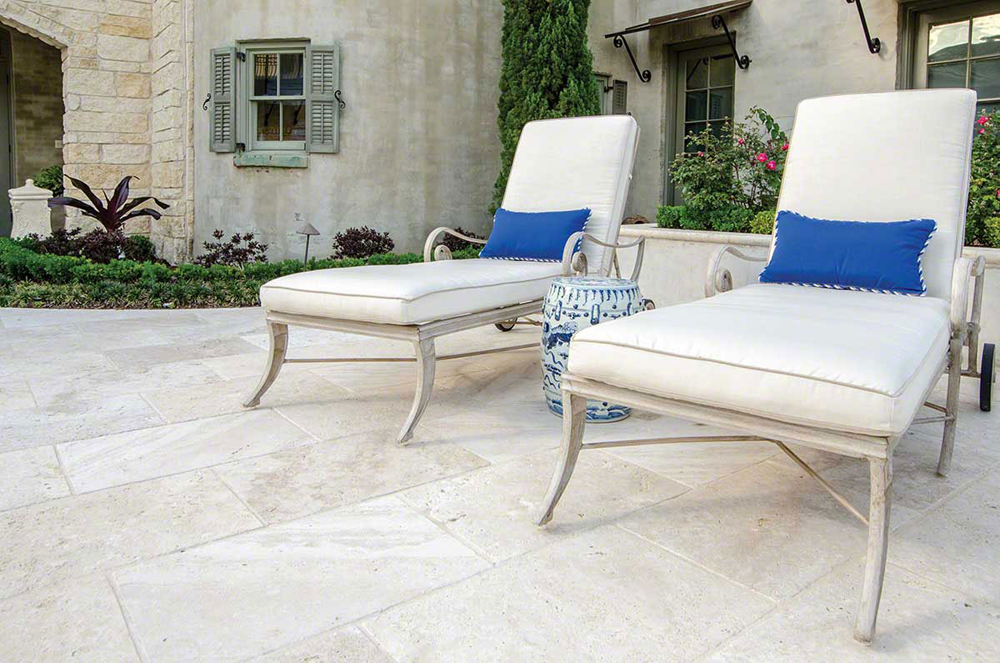 tuscany-beige-travertine-paver-in-outdoor-lounging-area