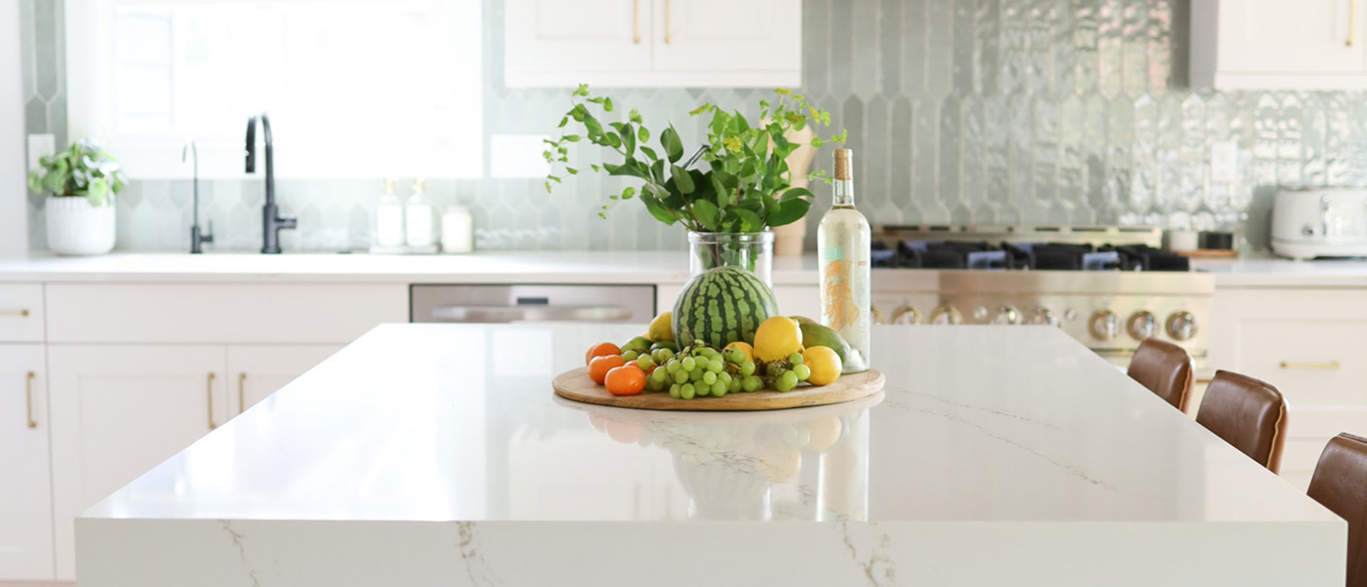 msi-calacatta-arno-quartz-kitchen-with-tile-backsplash