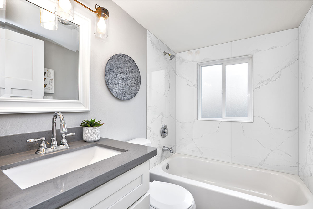 glacier-pearl-tub-and-shower-panels-wall