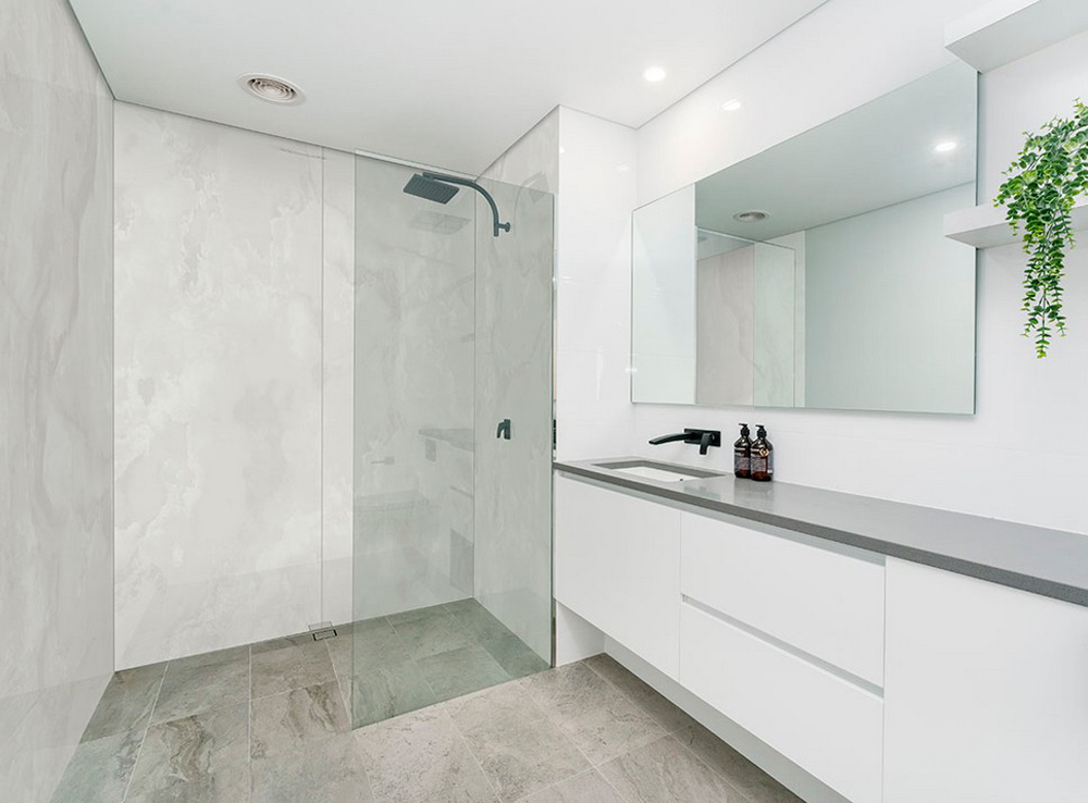 quebic-onyx-tub-and-shower-panels