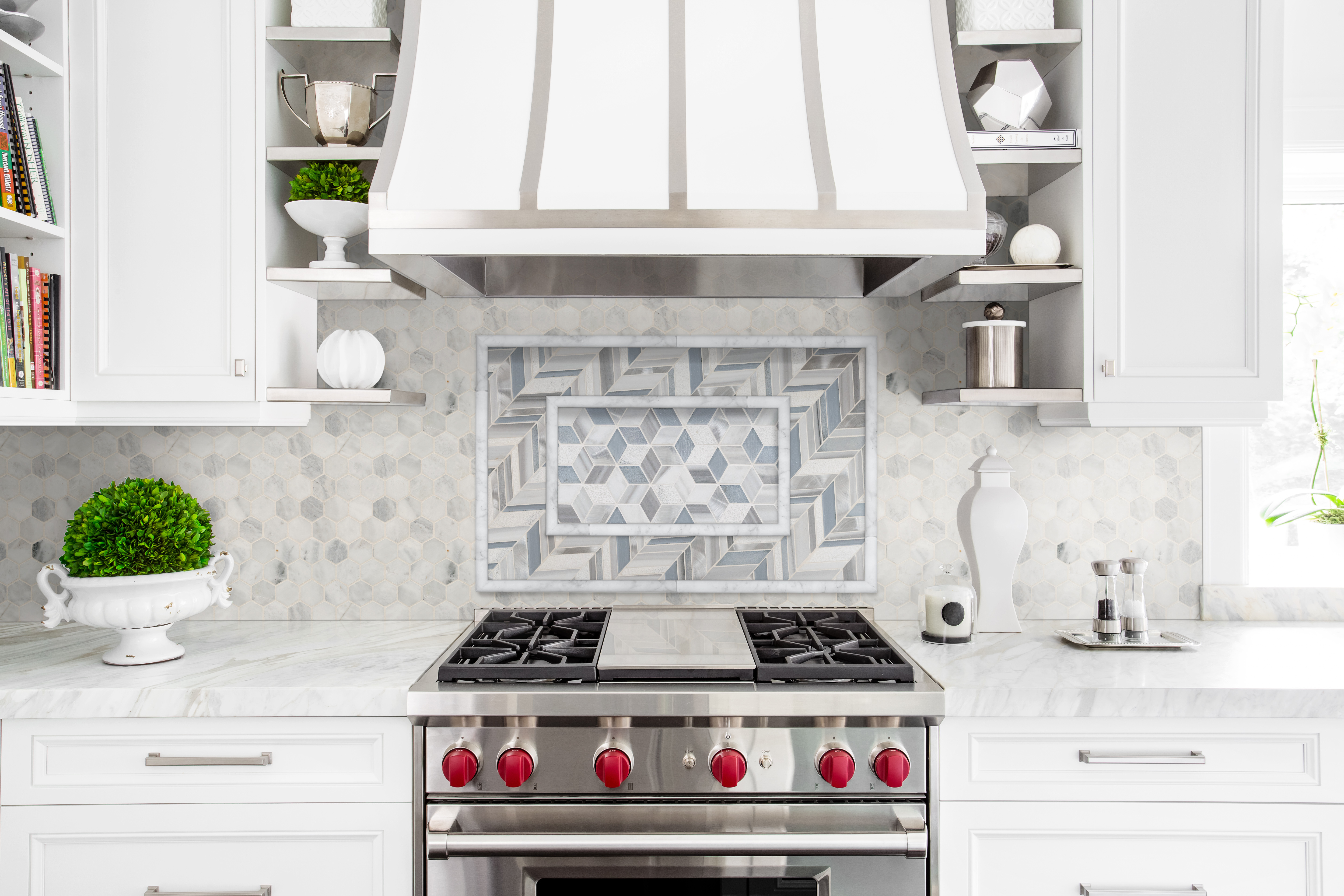 Calacatta Cressa Pencil Moulding framing a kitchen backsplash, showcasing how to finish tile edges with coordinating trim.