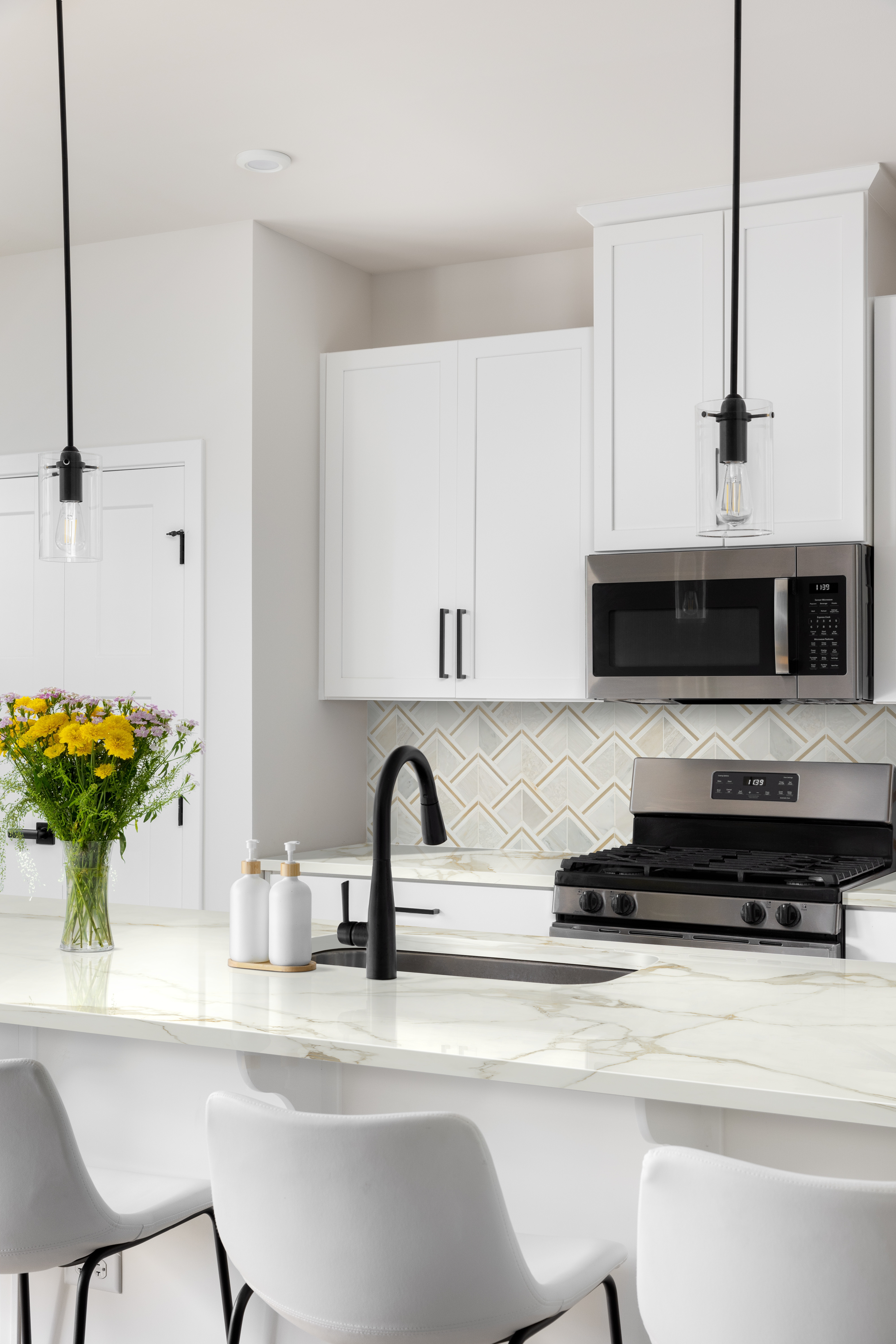Luxor Kona Gold Pattern backsplash finished off with corresponding pencil molding, shows how to finish tile edges with decorative trim.