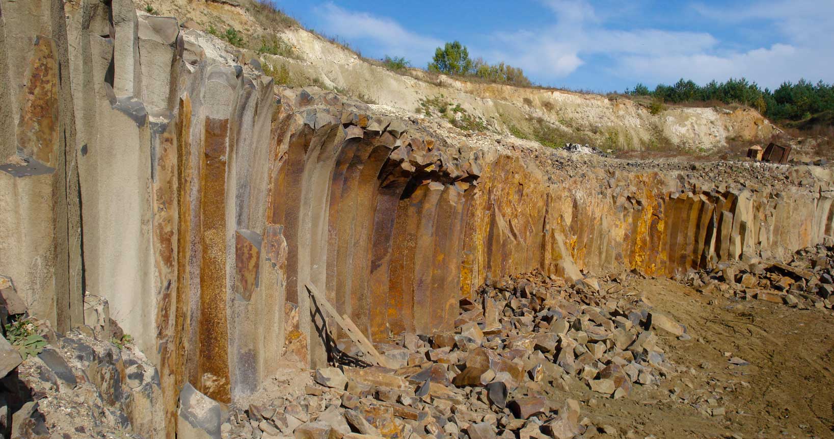 Slate Tile Vertical Deposit Quarry