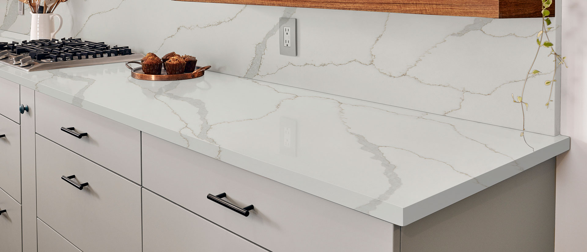 Calacatta Idillio quartz countertop in a spacious kitchen with wooden floors