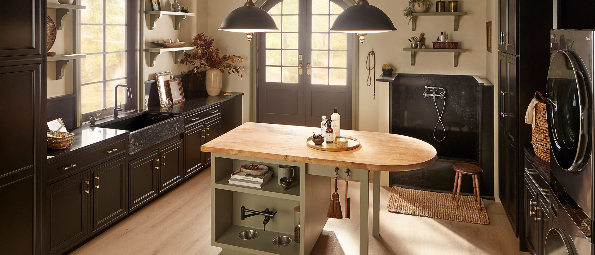 Midnight Corvo Quartz countertop in a cozy kitchen