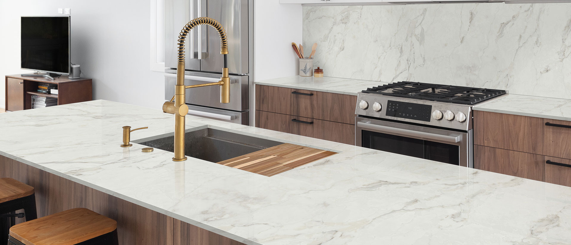 q-premium-natural-quartz-countertops-calacatta-aravine-kitchen-1699.jpg
