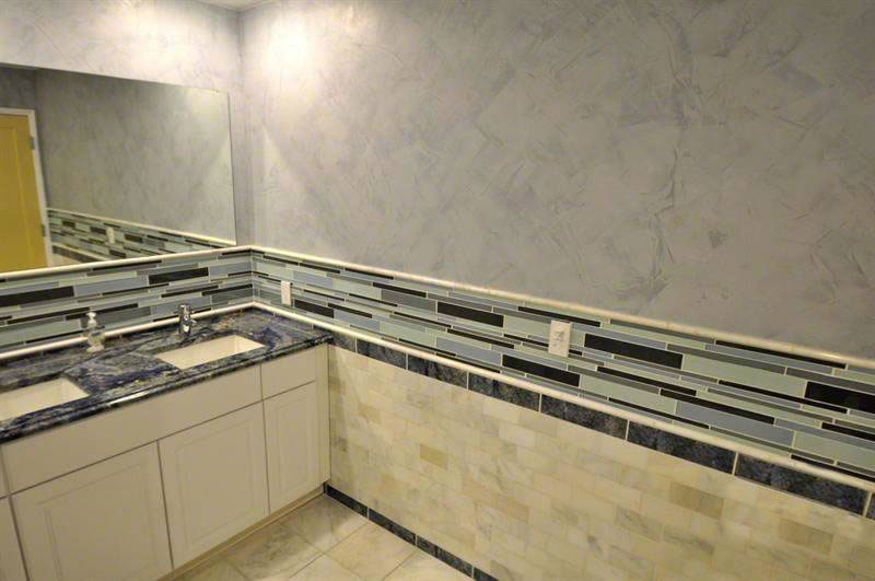 Arabescato Cararra Marble Pencil Moulding backsplash tile in bathroom