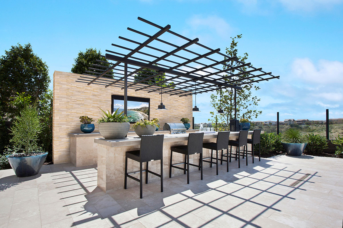 Canyon Cream Stacked Porcelain wall in outdoor kitchen